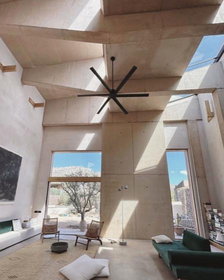 Abierta a las nubes. Las costillas del techo, a siete metros de altura, invitan a mirar hacia el cielo a través de ventanales trapezoidales