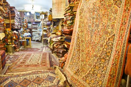 Un vendedor de alfombras en el mercado de Isfahán