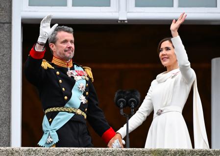 Federico X y Mary de Dinamarca salen al balcón del palacio de Christiansborg tras la coronación