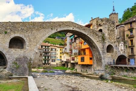 El puente medieval de Camprodón atraviesa el río Ter