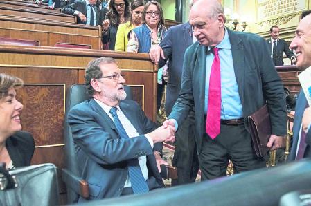 Rajoy, en los días de la aprobación del 155, saluda en el Congreso  a Fernández Díaz, que ya no era ministro