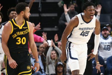 GG Jackson celebra un triple ante la mirada de Curry