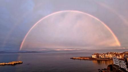 El arco iris doble se luce en L'Escala.