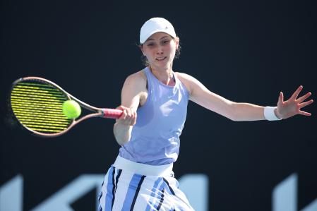 Cristina Bucsa ejecutando un golpe contra Anna Blinkova