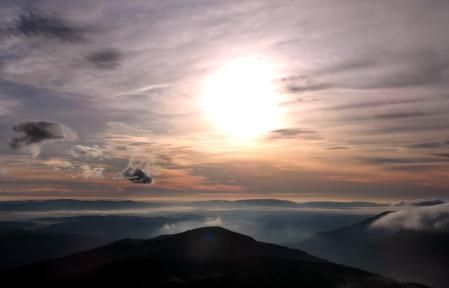 Espectáculo de nubes en el santuario del Far.