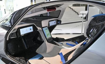 El interior cuenta con tres pantallas, una central y otras dos situadas frente a cada uno de los dos ocupantes delanteros del vehículo&nbsp;