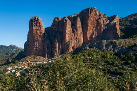 Vista de conjunto de los mallos de Riglos en el Prepirineo de Huesca