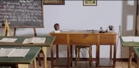 PSOE-Aragón exige retirar un anuncio del medio rural que exhibe un aula franquista