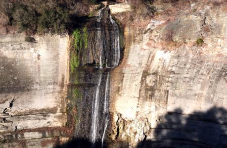 La cascada del Salt del Cabrit casi sin agua.