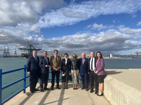 La Confederación Empresarial de la Comunitat Valenciana (CEV) ha celebrado esta mañana en el Puerto de Valencia la reunión conjunta de la Junta Directiva y del Comité Ejecutivo. El acto ha contado con la participación del presidente de CEOE, Antonio Garamendi, y de la presidenta de la Autoridad Portuaria de Valencia, Mar Chao.