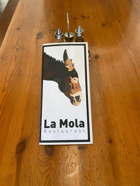 La imagen corporativa del restaurante de la Mola, donde el abastecimiento se realiza con burros