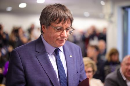 Brussels (Belgium), 09/11/2023.- Member of the European Parliament Carles Puigdemont arrives to give a press conference in Brussels, Belgium, 09 November 2023. The Catalan leader spoke about the last negotiations between Spanish Socialist Workers' Party (PSOE) and Junts per Catalunya to try to reach an agreement on the amnesty for Catalan separatists that will allow the investiture of Pedro Sanchez as prime minister. (Bélgica, Bruselas) EFE/EPA/OLIVIER MATTHYS