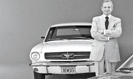 Lee Iacocca, enconces director comercial de Frod, posa junto al Mustang