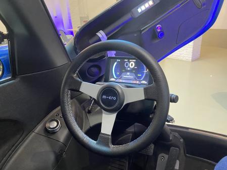 Volante de piel vegana y a la derecha el mando para seleccionar la marcha 