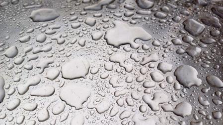 Gotas de agua de la lluvia en la mesa del bar.