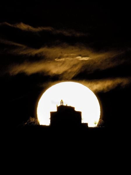 Vita de la ermita de Sant Ramon con el sol.