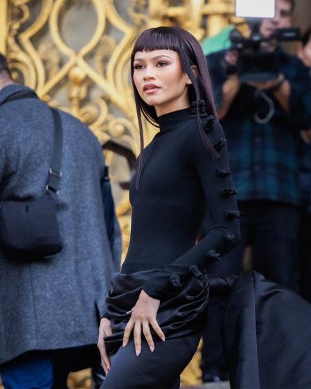 La cantante sorprende con un cortísimo flequillo un traje repleto de volúmenes en el desfile de Schiaparelli