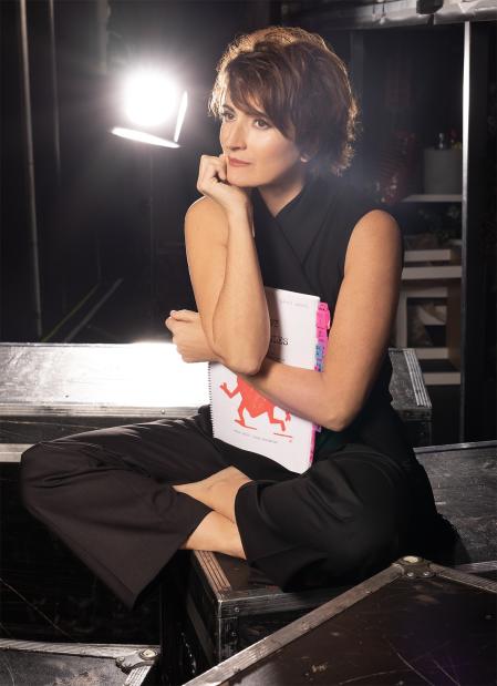 Top y pantalones negros de Tot-Hom. Pintalabios Red Carolina Good Girl Maxi Glaze Stormy Pink. Iluminador Fabulous Skin