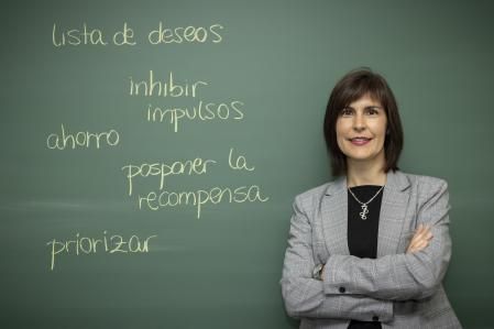 Sara Vicent es licenciada en Filología Hispánica y doctora en Filología Catalana, además de experta en educación financiera
