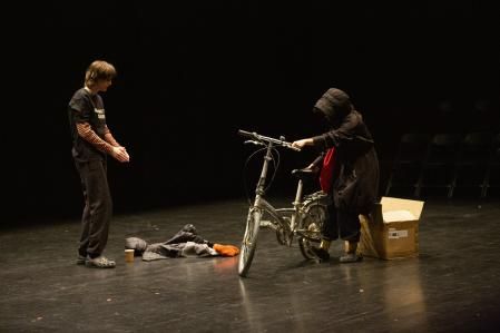 Una imatge de 'De l'amistat', del Col·lectiu Las Huecas, que estrena a la Sala Beckett.