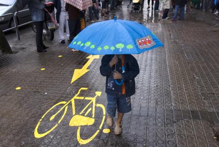 Un niño se desplaza a pie en Barcekona&nbsp;