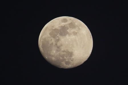 La luna casi llena vista desde Rota.
