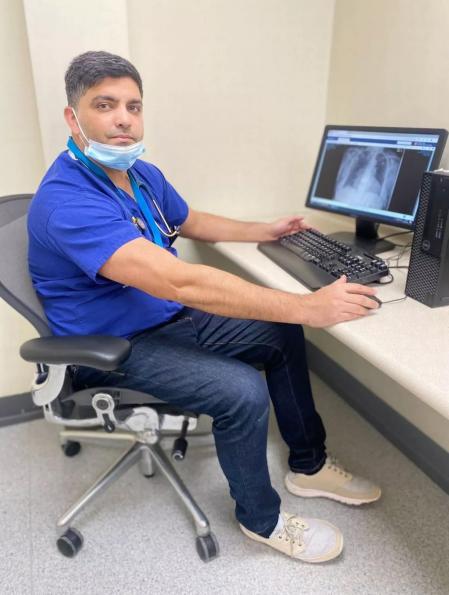 El Dr. Riaz aprovechó la única herramienta que tenía para poder determinar qué le estaba pasando a la anciana