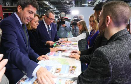 Carlos Mazón, Susana Camarero, Toni Pérez y Nuria Montes, ayer en el stand valenciano de Fitur LGTBI
