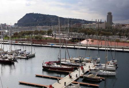 La montaña de Montjuïc desde la terraza del Museu d'Història de Catalunya, en el Port Vell de Barcelona