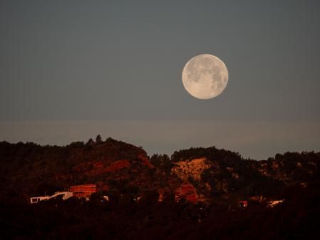 La luna llena del lobo en Bruguers.