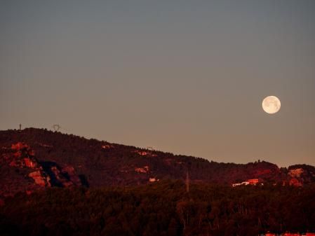 La luna llena del lobo con el Castell d'Eramprunyà.
