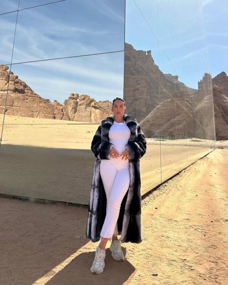 Georgina Rodríguez con su look para visitar el museo AlUla