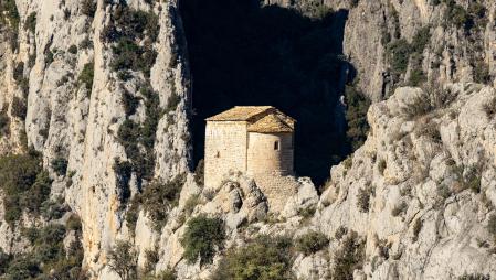 Detalle del conjunto arquitectónico del Castell i Capella de la Mare de Déu de la Pertusa.