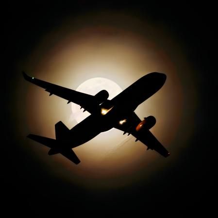 Avión con la luna del lobo tras despegar del aeropuerto del Prat.