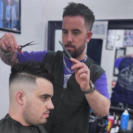 El argentino trabajando en el salón de peluquería.