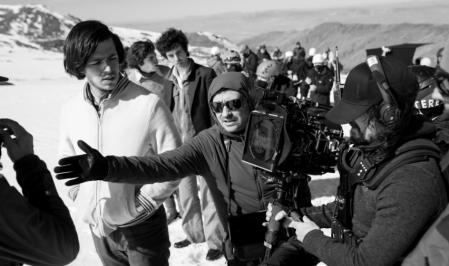 J.A. Bayona durante el rodaje de 'La sociedad de la nieve'