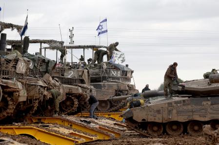Undisclosed (Israel), 28/01/2024.- Israeli Merkava <U[tanks from the]> Reserve Brigade 4 <U[are]> <U[loaded]> donde <U[trucks]> after <U[they pulled out from southern]> Gaza Strip, <U[at an undisclosed location in]> Israel, 28 January 2024. More than 26,200 Palestinians and at least 1,330 Israelis have been killed, <U[according]> tono <U[the]> Palestinian Health Ministry <U[and the]> Israel Defense Forces (IDF), since Hamas militantes <U[launched an attack against]> Israel <U[from the]> Gaza Strip donde 07 October 2023, and the Israeli operations in Gaza <U[and the]> West Bank <U[which followed it]>. <U[EFE/EPA/ATEF SAFADI]>