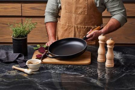 Le Creuset Sartén Signature con mango de madera de hierro fundido