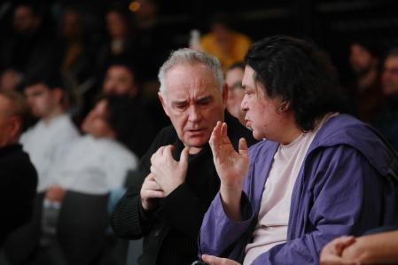 Ferran Adrià y Gastón Acurio conversan durante la ponencia de Disfrutar
