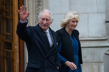 LONDON, ENGLAND - JANUARY 29: King Charles III waves as he departs with Queen Camilla after receiving treatment for an enlarged prostate at The London Clinic on January 29, 2024 in London, England. The King has been receiving treatment for an enlarged prostate, spending three nights at the London Clinic and visited daily by his wife Queen Camilla. (Photo by Carl Court/Getty Images)
