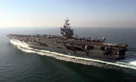 El portaaviones Enterprise patrullando el golfo Pérsico en la Operación Zorro del Desierto, 1998