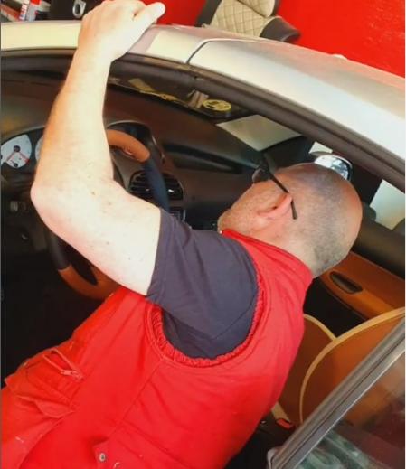 Rojo también se dedica al tapizado de coches&nbsp;