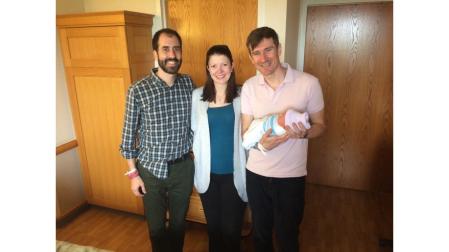 Julie, madre gestante con la pareja a la que ayudó. (ATENCIÓN. NO PUBLICAR SIN AUTORIZACIÓN DE LA MADRE GESTANTE)