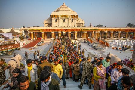 Los devotos hacen cola para ver una estatua del dios hindú Ram un día después de la ceremonia de consagración del Ram Mandir el 23 de enero de 2024 en Ayodhya, India. El Ram Mandir, un templo construido en un lugar que se cree que es el lugar de nacimiento del Señor Rama, una figura importante de la religión hindú, fue inaugurado el 22 de enero de 2024.