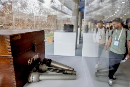 Tres micrófonos utilizados por David Bowie y Mick Ronson durante la gira Ziggy Stardust de 1973.