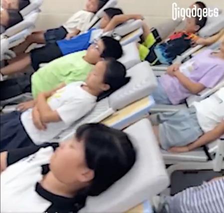 Ejemplos de sillas y escritorios móviles