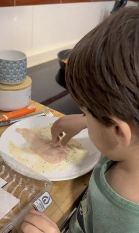 Los niños ayudan en las tareas diarias