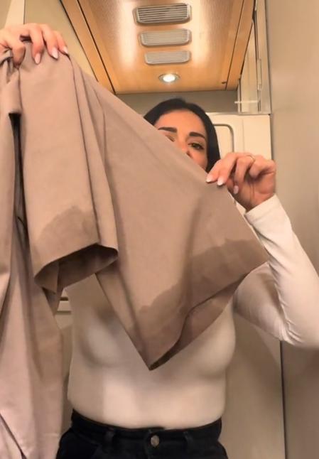 Ruth muestra sus pantalones, llenos de orín.