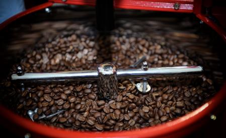 Una cafetera moliendo café en grano.
