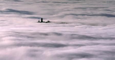 La ermita de Sant Sebastià como un barco entre un mar de niebla.